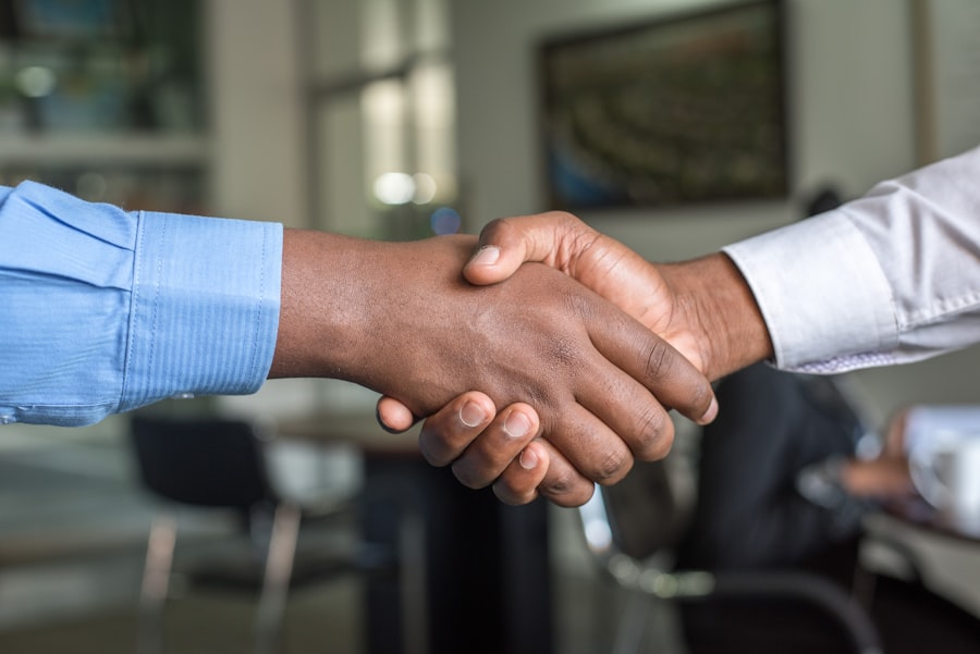 Commercial faisant signer un devis Cindra