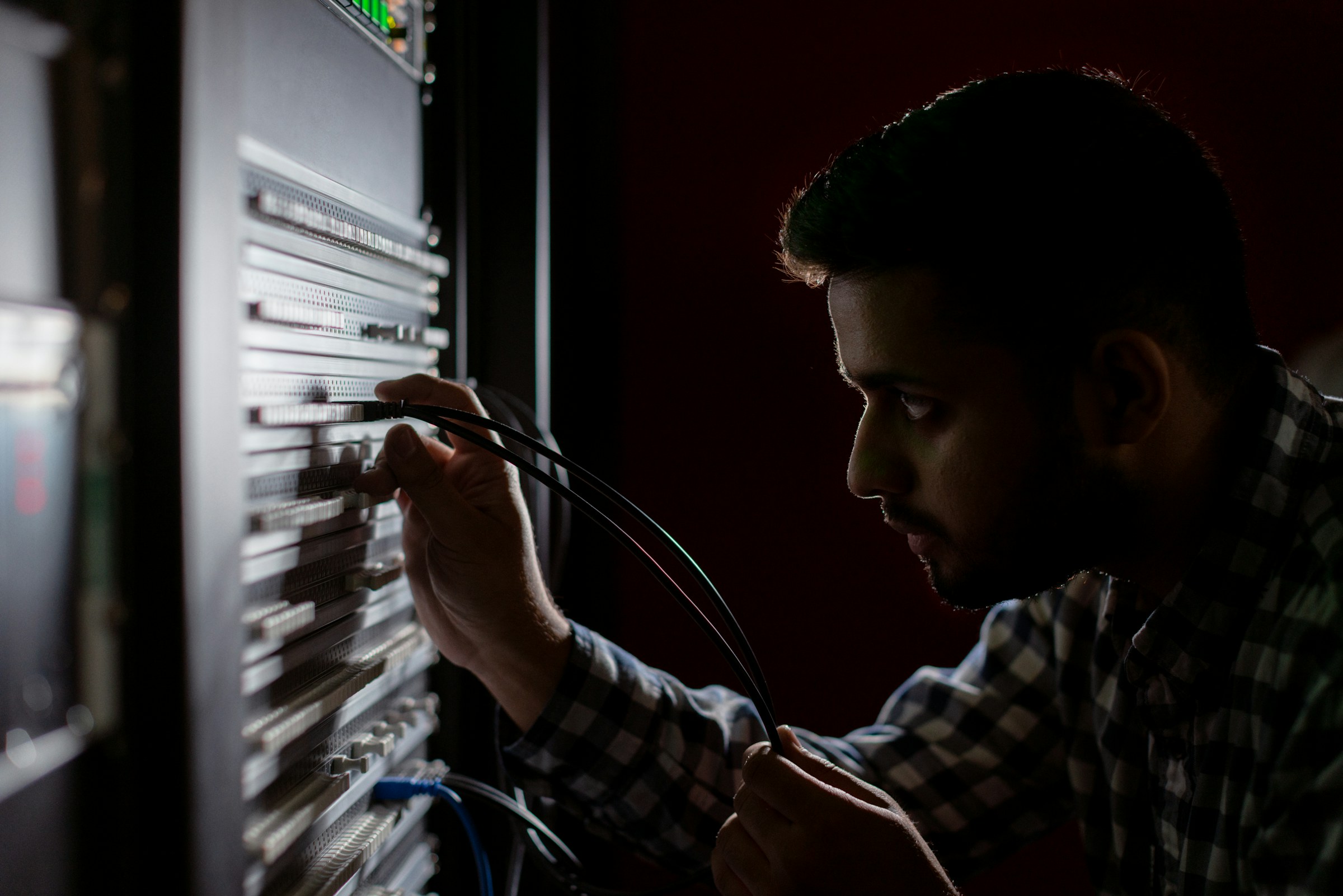 Technicien consultant son planning de maintenance Cindra